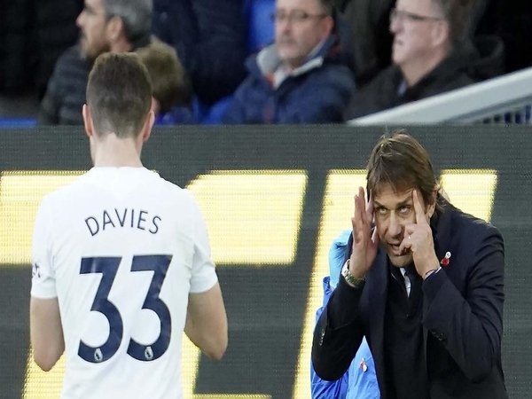 Antonio Conte memberi instruksi kepada Ben Davies ketika Tottenham bermain seri 0-0 melawan Everton hari Minggu (7/11) malam / via Getty Images