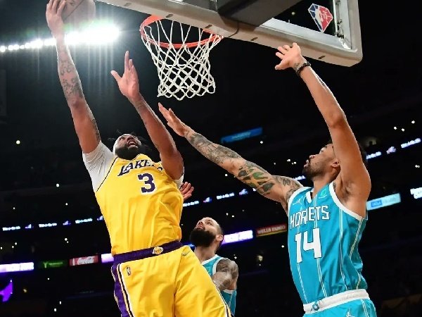 Charlotte Hornets telan kekalahan pahit dari Los Angeles Lakers.