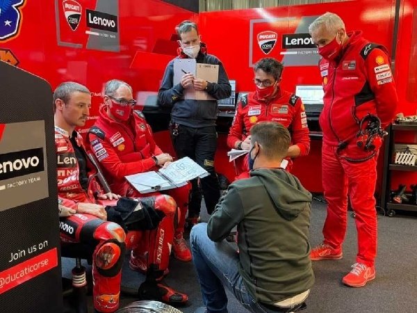 Ducati ingin lihat Casey Stoner bantu pebalapnya bersinar lagi di GP Valencia.