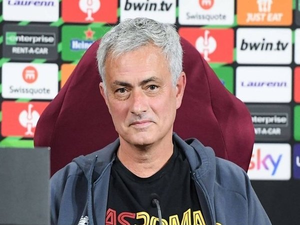 Walter Sabatini menilai bahwa Jose Mourinho memerlukan waktu yang tak sebentar untuk mengembalikan reputasi AS Roma / via Roma Press