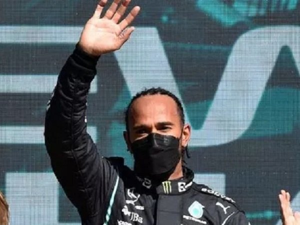 Hasil gemilang akhirnya dicatat Lewis Hamilton.