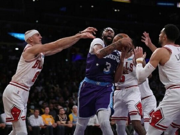 Pemain Chicago Bulls berusaha menahan laju Anthony Davis.