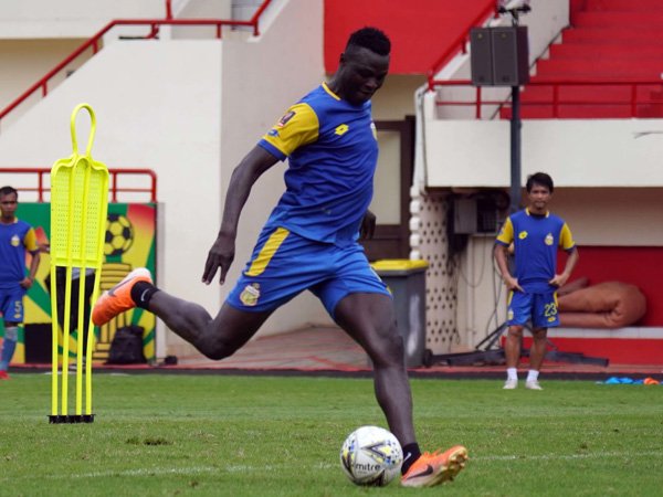 Bhayangkara FC tantang PSS Sleman tanpa Ezechiel N'Douassel