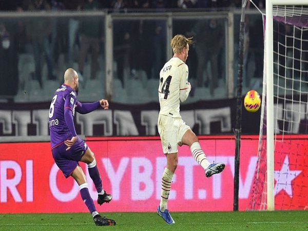 Simon Kjaer gagal menghalau sepakan Riccardo Saponara saat AC Milan tumbang 3-4 dari Fiorentina di giornata ke-13 Serie A dini hari tadi (21/11) / via AFP