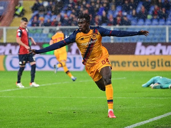 Felix Afena-Gyan rayakan golnya ke gawang Genoa.