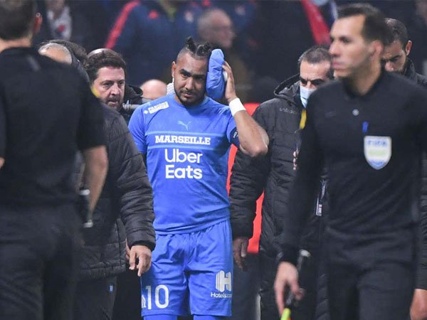 Pertandingan Lyon vs Marseille dibatalkan setelah Dimitri Payet terkena lemparan botol
