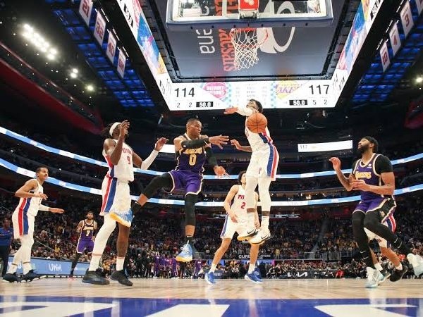Detroit Pistons tak berdaya di tangan Los Angeles Lakers.