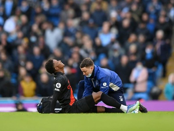 Rafa Benitez berharap temukan solusi di transfer Januari, seiring badai cedera yang melanda Everton.