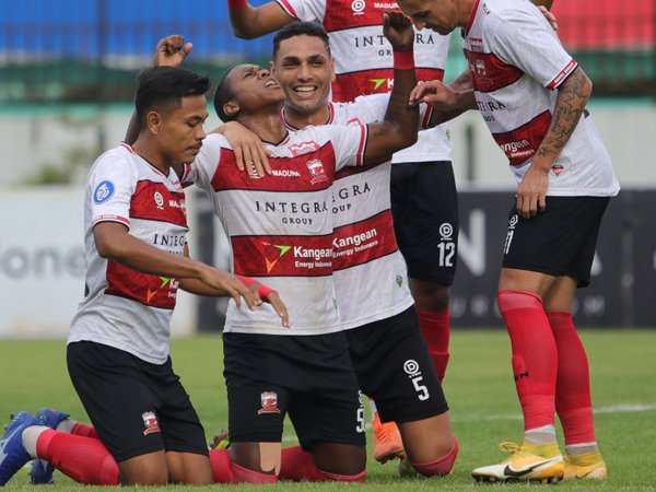 Gelandang Madura United, Jaja merayakan gol ke gawang Persik Kediri