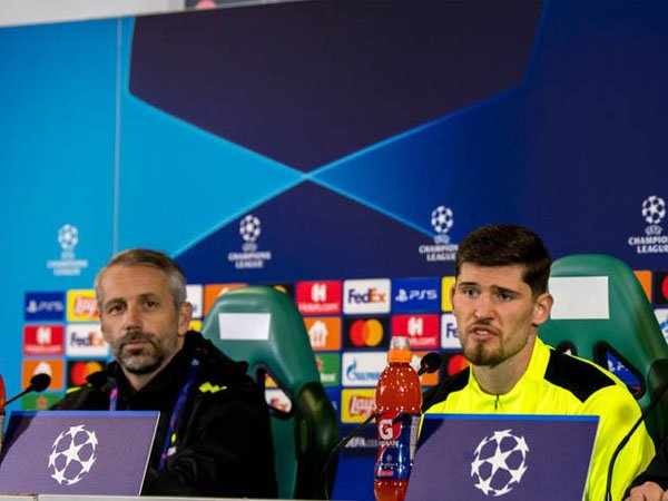 Marco Rose dan Gregor Kobel pada konferensi pers jelang pertandingan Sporting vs Dortmund