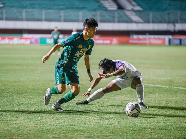 Gelandang Persebaya Surabaya, Taisei Marukawa melewati pemain Persita Tangerang