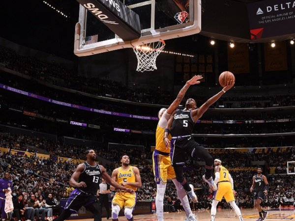 Point guard Sacramento Kings, De'Aaron Fox saat melawan Los Angeles Lakers.