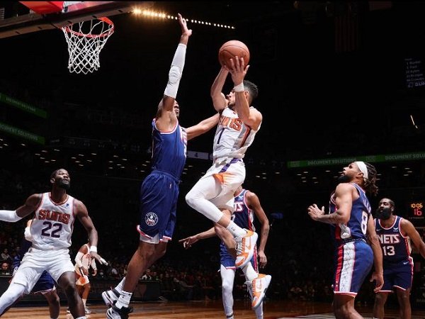 Pemain andalan Phoenix Suns, Devin Booker saat melawan Brooklyn Nets. (Images: Getty)