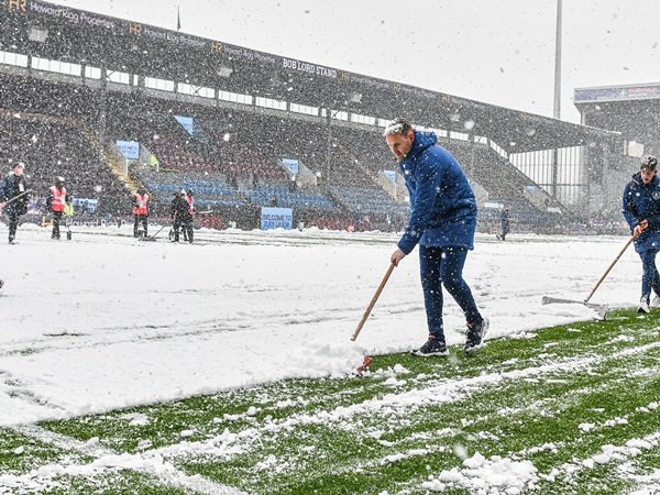 Tottenham vs Burnley ditunda karena salju lebat