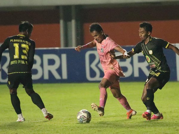Haris Tuharea menjadi salah satu pencetak gol Madura United ke gawang Barito Putera