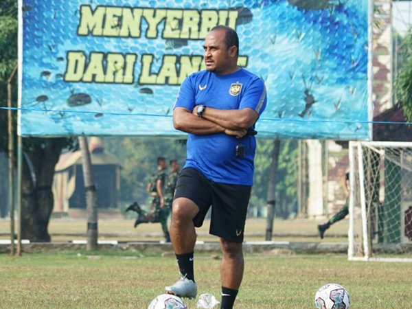 Imran Nahumarury memimpin latihan skuat PSIS Semarang