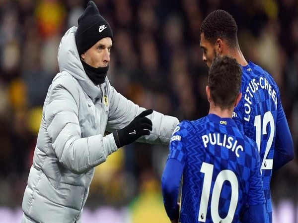 Thomas Tuchel memberikan instruksi kepada anak asuhnya saat Chelsea menang 2-1 di markas Watford dini hari tadi (2/12) / via Getty Images