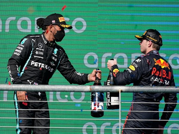 Damon Hill berharap faktor non teknis tak ganggu persaingan Verstappen-Hamilton.