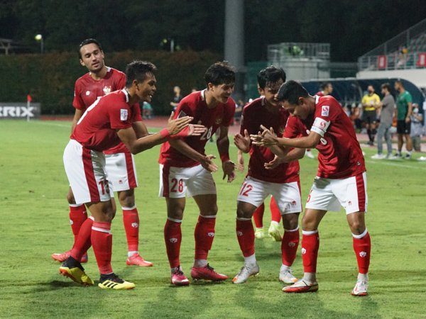 Skuat timnas Indonesia merayakan gol ke gawang Kamboja