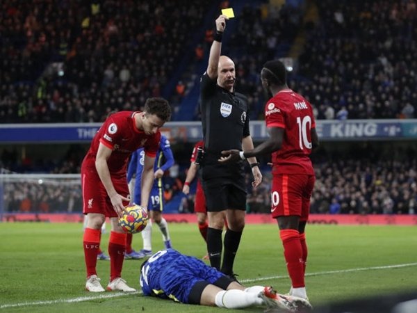 Sadio Mane dapat kartu kuning lawan Chelsea (Sumber: Reuters)
