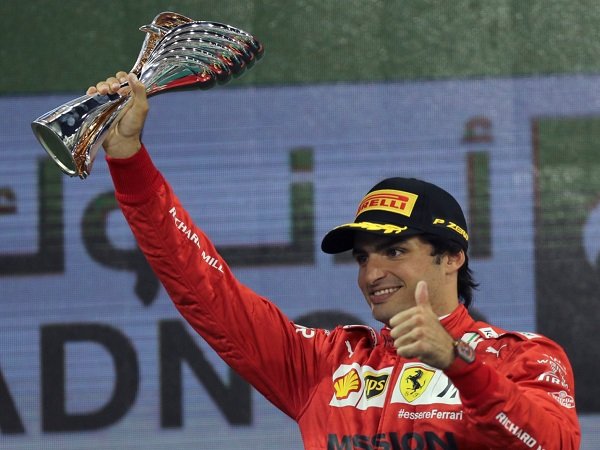 Carlos Sainz Jr tertantang untuk bisa raih gelar bersama Ferrari.