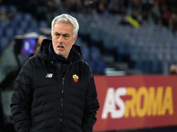 Jose Mourinho buka suara terkait transfer Ainsley Maitland-Niles yang selangkah lagi bakal bergabung menjadi penggawa anyar AS Roma / via Getty Images