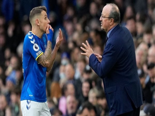 Rafa Benitez mengonfirmasi kepada awak pers jika Lucas Digne memang ingin pergi meninggalkan Everton Januari ini / via Getty Images