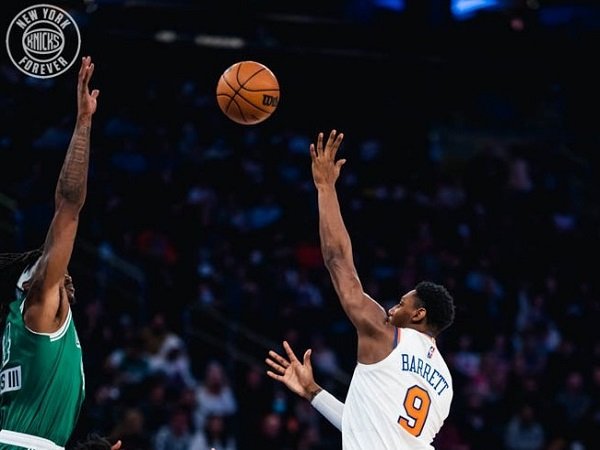 Center Boston Celtics, Robert Williams berusaha menghadang R.J Barrett.