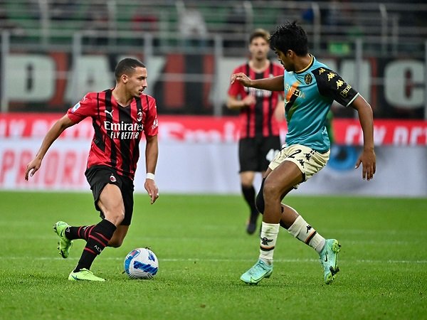 AC Milan bertandang ke markas Venezia dalam lanjutan Serie A.