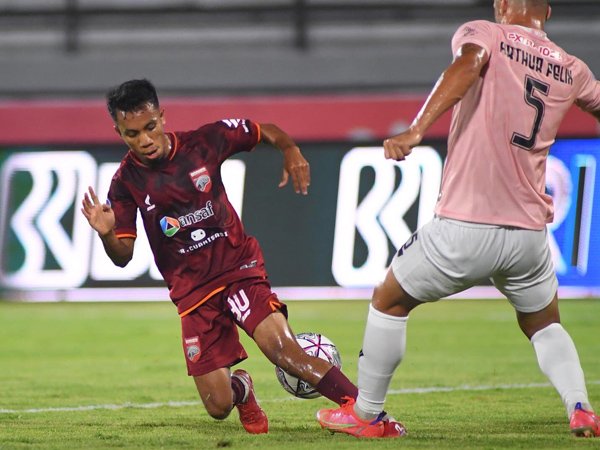 Pemain Borneo FC, M Sihran berupaya melewati pemain Persik Kediri