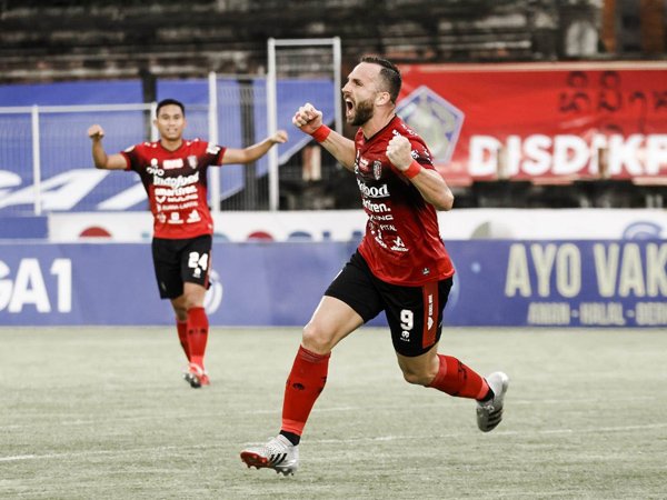 Penyerang Bali United, Ilija Spasojevic merayakan gol ke gawang Barito Putera