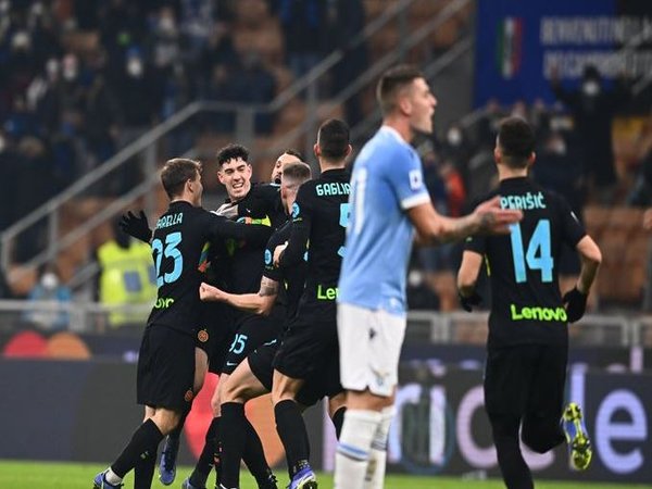 Para pemain Inter Milan merayakan gol Alessandro Bastoni ke gawang Lazio pada pertandingan pekan ke-21 Serie A dini hari tadi (10/1) / via Getty Images