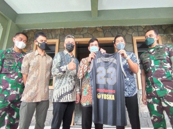 Presiden West Bandits Solo, Gading Marten saat menemui Wali Kota Surakarta, Gibran Rakabuming Raka. (Images: IBL)