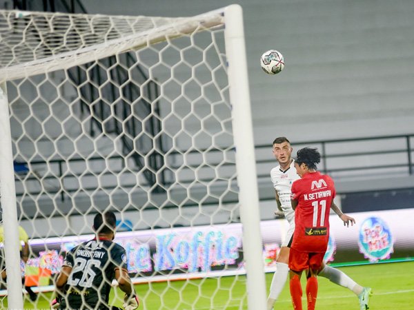 Penyerang Persipura Jayapura, Yevhen Bokhasvili mencetak satu gol ke gawang Persija Jakarta