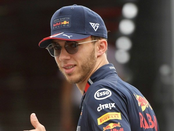 Pierre Gasly akui Red Bull Racing terlalu manjakan Max Verstappen.