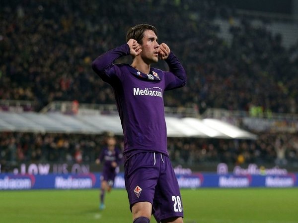 Presiden Fiorentina meminta Dusan Vlahovic untuk menaruh hormat kepada Fiorentina di tengah rumor mengenai kepergian sang striker / via Getty Images