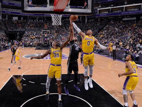 Pemain Los Angeles Lakers, Dwight Howard berduel dengan pemain Sacramento Kings. (Images: Getty)