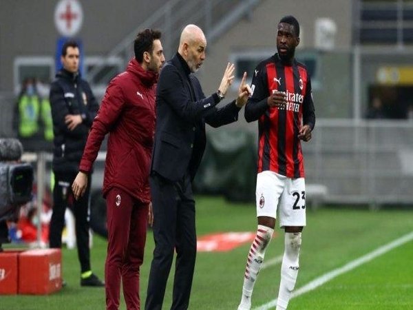 Stefano Pioli mengatakan bahwa AC Milan tak memerlukan sosok bek anyar kendati Fikayo Tomori baru saja menderita cedera lutut / via Getty Images