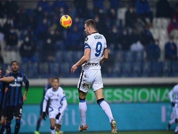 Edin Dzeko berusaha menanduk bola saat Inter Milan diimbangi Atalanta 0-0 pada lanjutan laga Serie A dini hari tadi (17/1) / via Getty Images