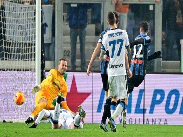 Samir Handanovic sukses menggagalkan sepakan Matteo Pessina, saat Inter Milan bermain imbang 0-0 melawan Atalanta dini hari tadi (17/1) / via Getty Images