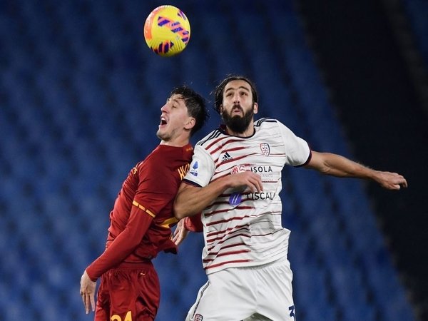Marash Kumbulla berduel dengan salah satu pemain Cagliari ketika AS Roma sukses menjinakkan tim tamu dengan skor 1-0 di giornata ke-22 Serie A dini hari tadi (17/1) / via Getty Images