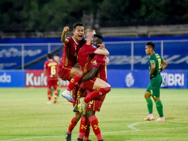 Para pemain Bhayangkara FC merayakan gol ke gawang Persebaya Surabaya