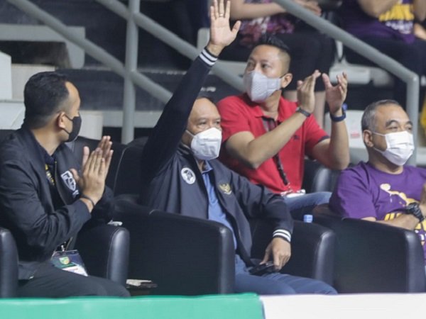 Menpora Zainudin Amali ketika menyaksikan pertandingan Tangerang Hawks melawan Bali United. (Images: Kemenpora)