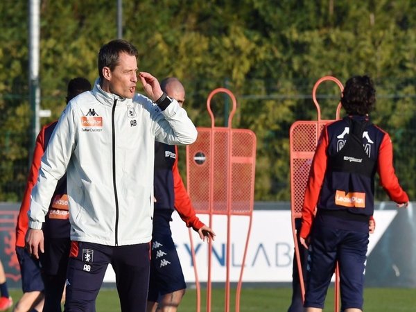 Alexander Blessin mulai memimpin sesi latihan Genoa pasca penunjukannya sebagai pelatih klub yang baru / via Football Italia