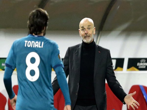 Sandro Tonali mengungkap peran besar Stefano Pioli di balik performa okenya bersama AC Milan musim ini / via Getty Images