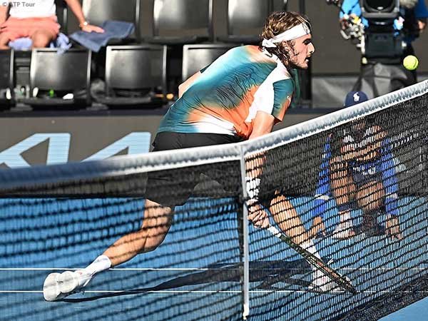 Stefanos Tsitsipas tak biarkan Benoit Paire bertahan di Australian Open 2022