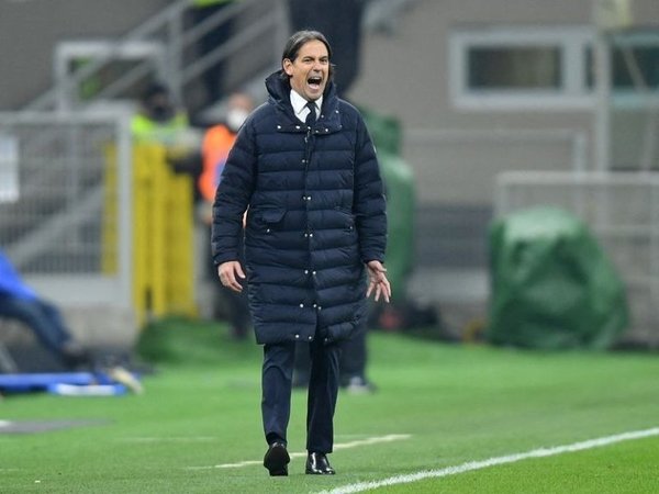 Simone Inzaghi mengeluhkan jeleknya kondisi rumput Stadion San Siro usai Inter Milan menang 2-1 atas Venezia dini hari tadi (23/1) / via Getty Images