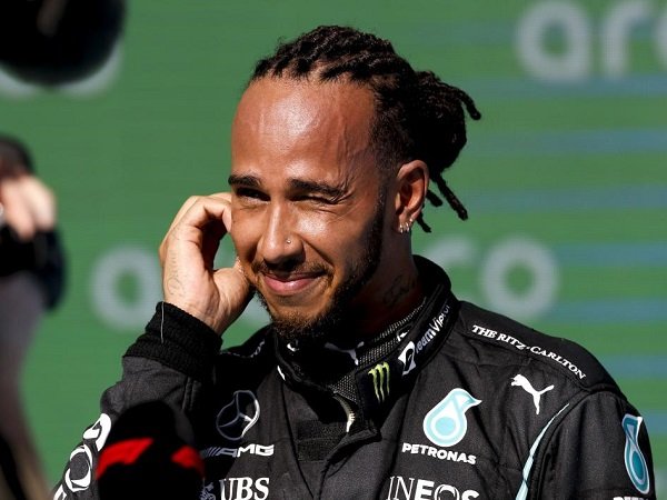 Jenson Button prediksi Lewis Hamilton masih membalap di F1 2022.