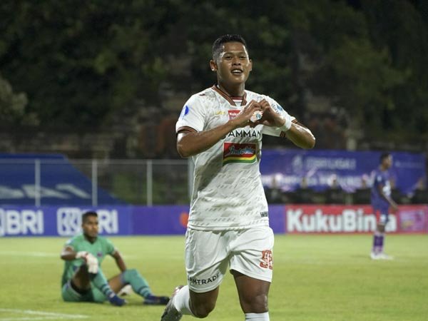 Penyerang Persija Jakarta, Taufik Hidayat jadi pencetak gol ke gawang Persita Tangerang