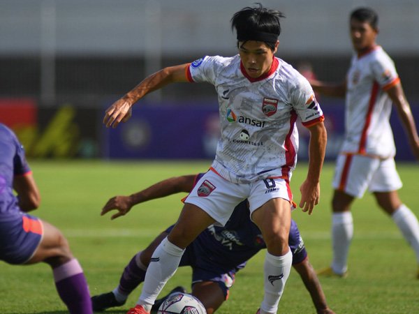 Gelandang Borneo FC, Kei Hirose mencoba melewati hadangan pemain Persita Tangerang